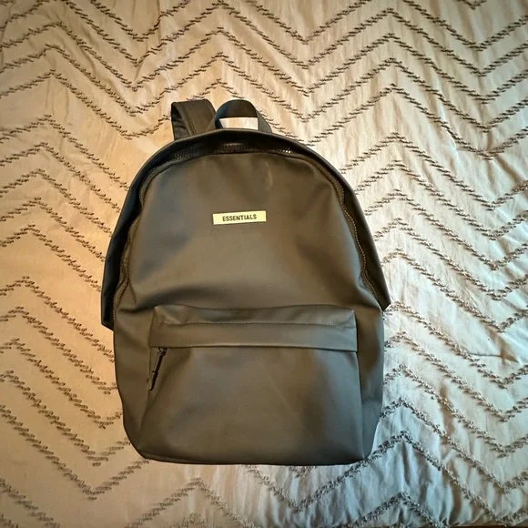 エッセンシャルズ　ESSENTIALS 黒 バックパック　FEAROFGOD FOG essentials バックパック FEAR OF GOD リュック